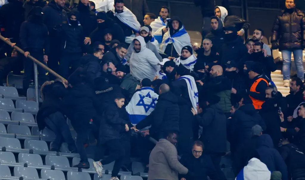 مواجهات فرنسيين همج الاحتلال على المدرجات