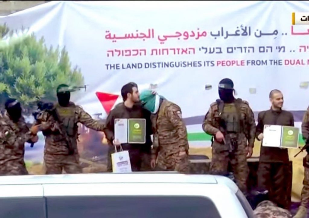 أسير إسرائيلي يبوس رأس القسام الفلسطيمي